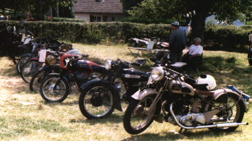 Motos expo.jpg (27614 octets)