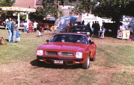 Pontiac firebird.jpg (43772 octets)